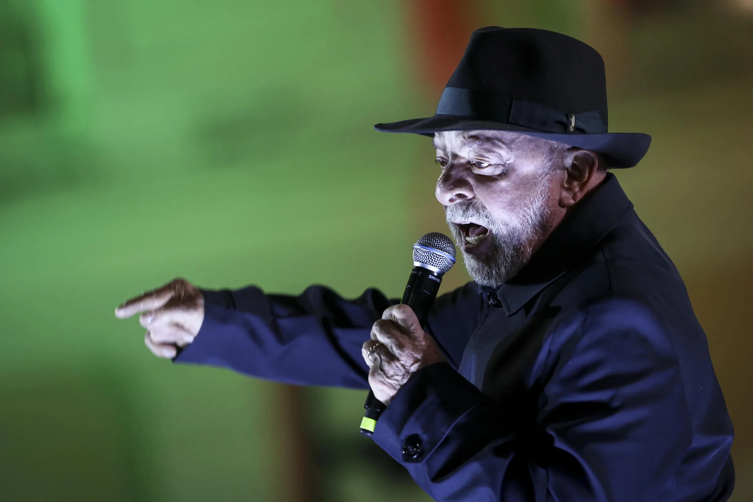 Lula critica 'superávit' e defende investimentos para crescimento econômico
