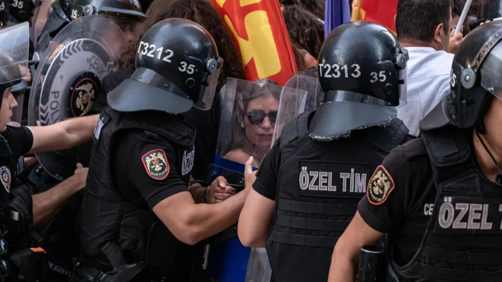 Polícia turca dispersa manifestantes pró-LGBTQ com gás lacrimogênio