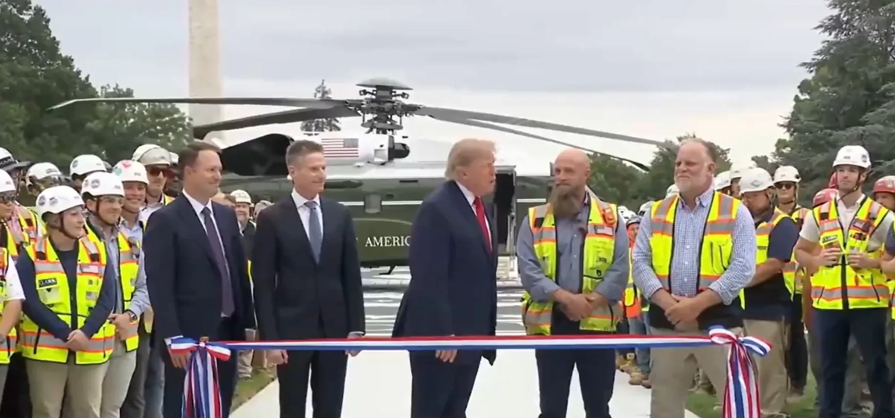 Trump realiza discurso inaudível após boicote da imprensa