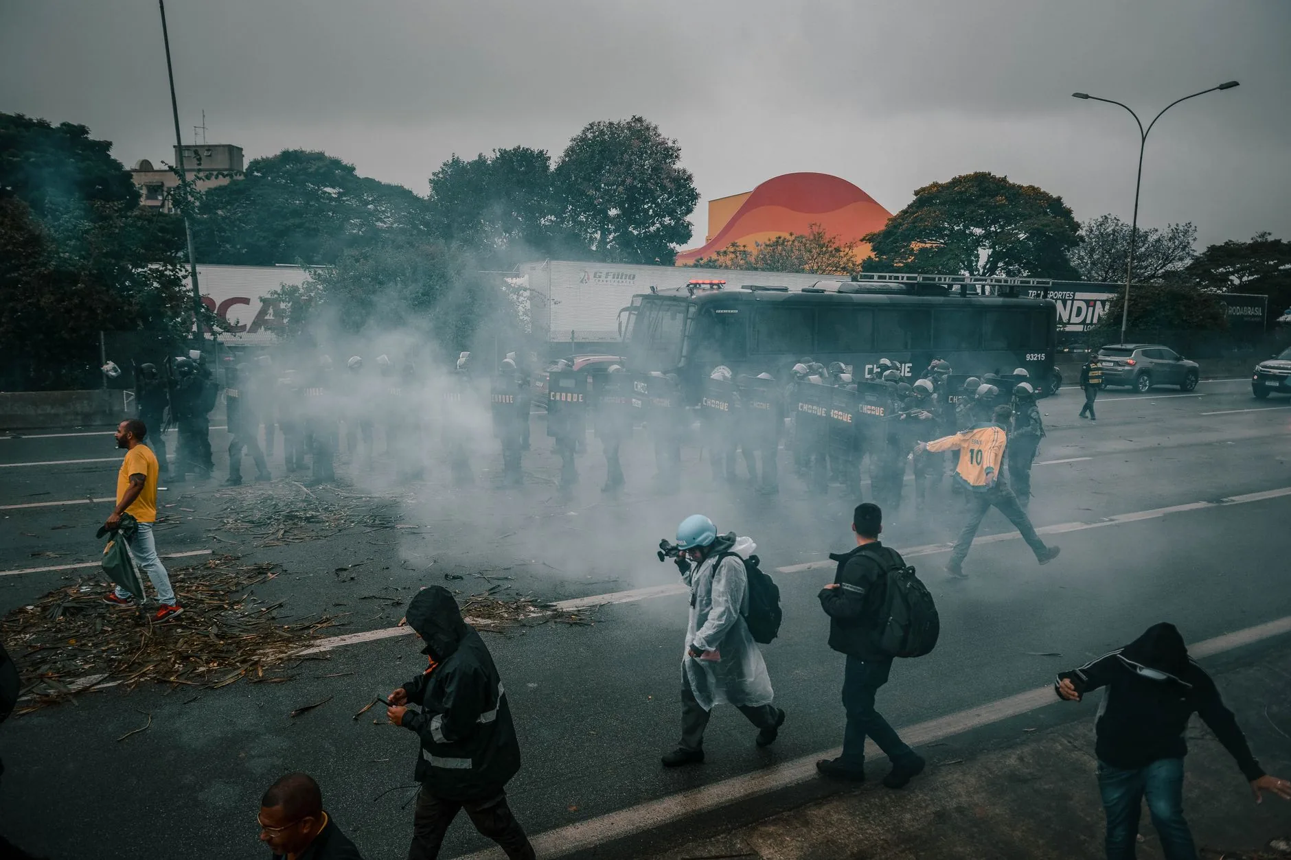 Polícia dispersa protesto violento de extrema-direita em The Hague