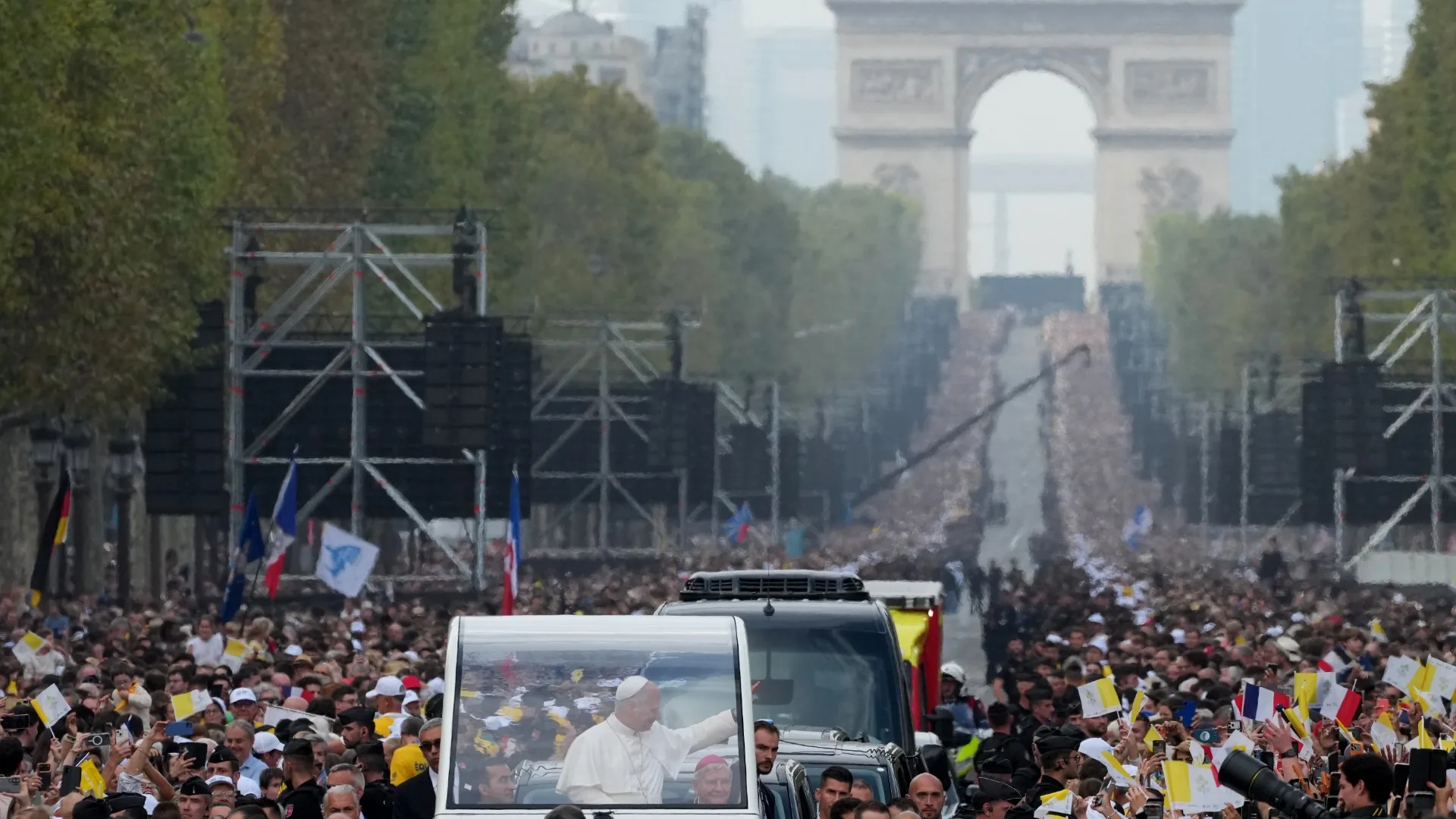 Papa Leão XIV celebra missa para 800 mil pessoas em Paris