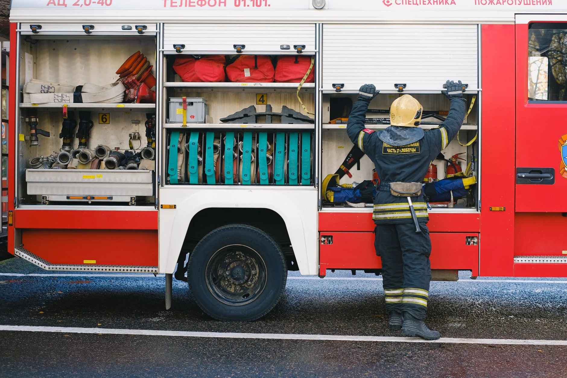 Nove passageiros morrem após incêndio em ônibus noturno fora de Delhi