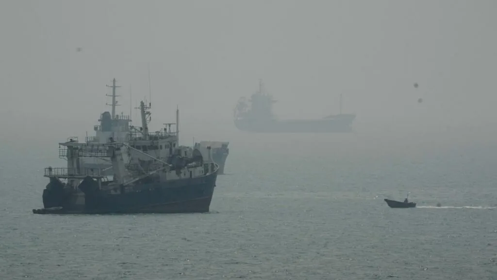 Ataque a navio no Estreito de Ormuz resulta em feridos