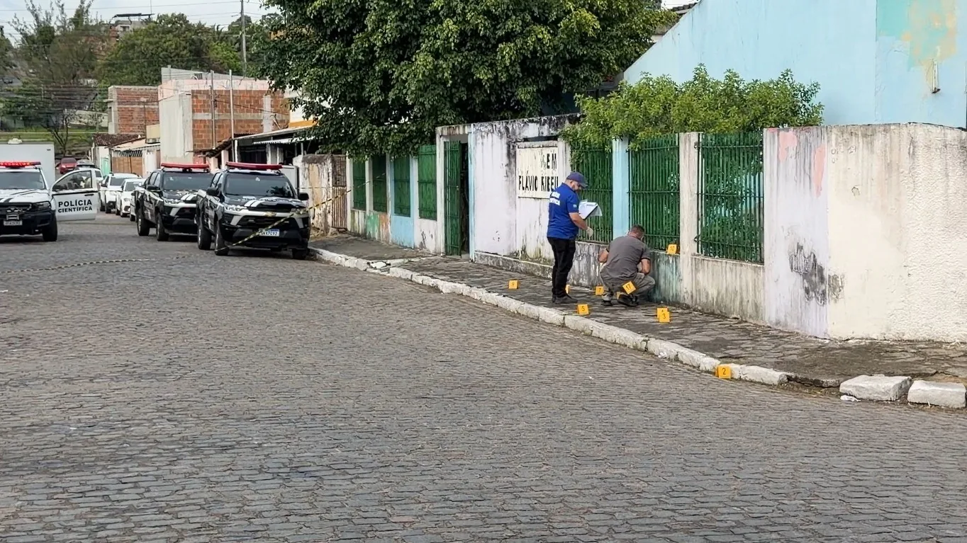 Adolescente é morto a tiros dentro de escola em Bayeux, PB