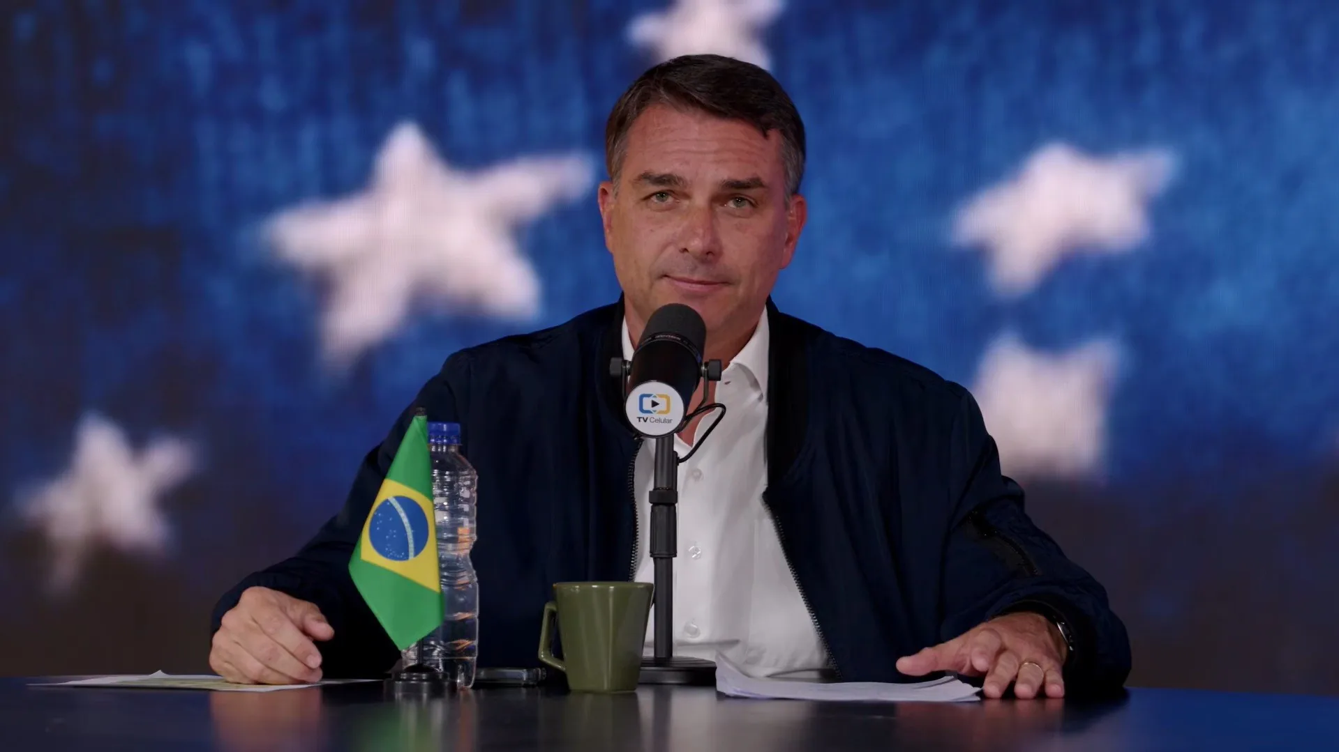 Flávio Bolsonaro defende novo programa contra dívidas e critica ausência no Escudo das Américas