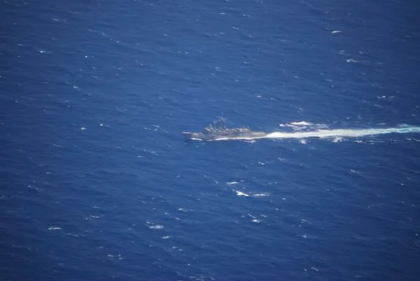 Ataque a navio no Estreito de Ormuz e tensões entre EUA e Irã persistem