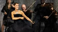 Céline Dion retorna ao palco em Paris após seis anos