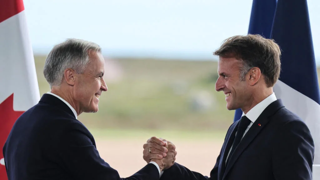 Macron e Carney fortalecem laços entre França e Canadá em encontro simbólico