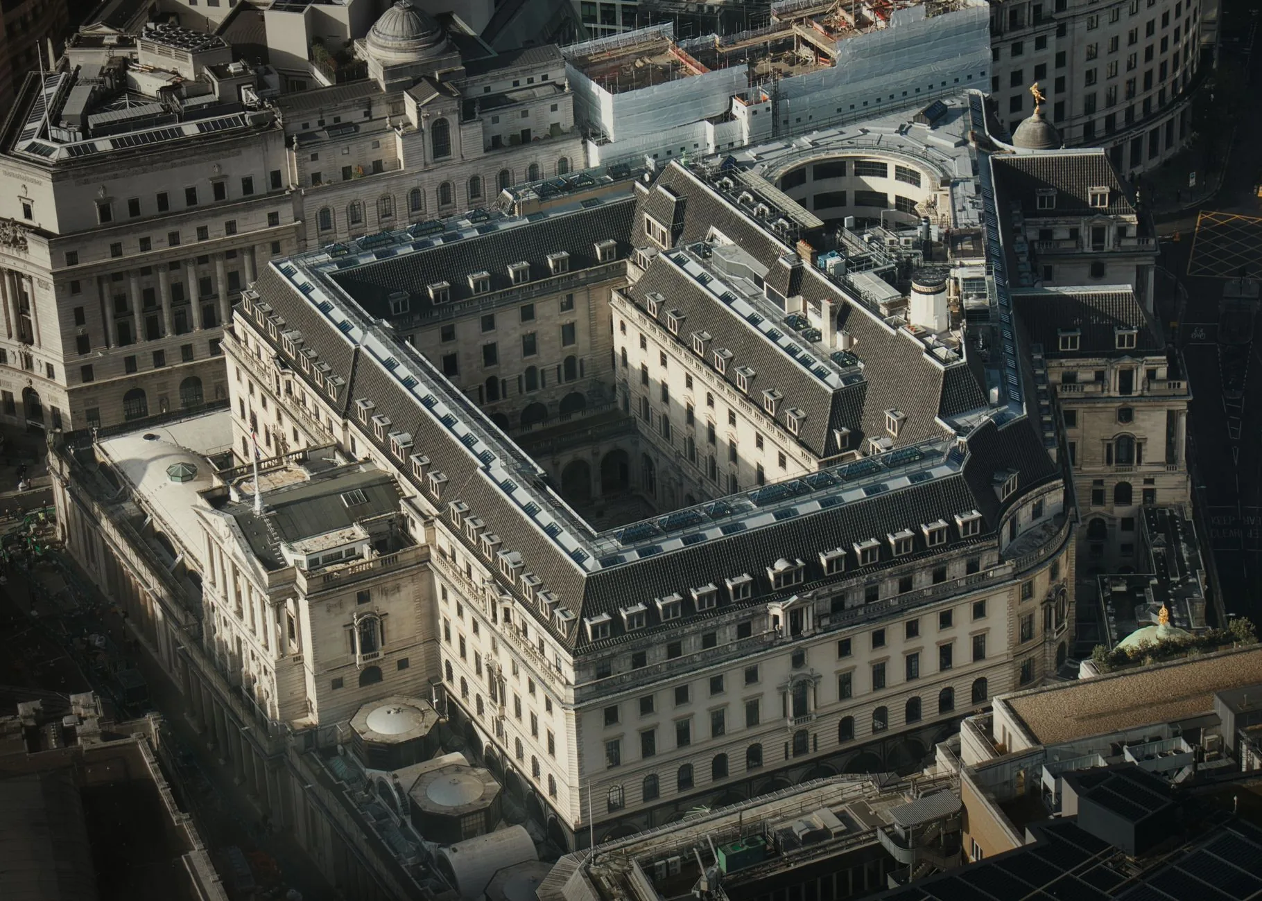 Bank of England mantém taxa de juros inalterada apesar da inflação