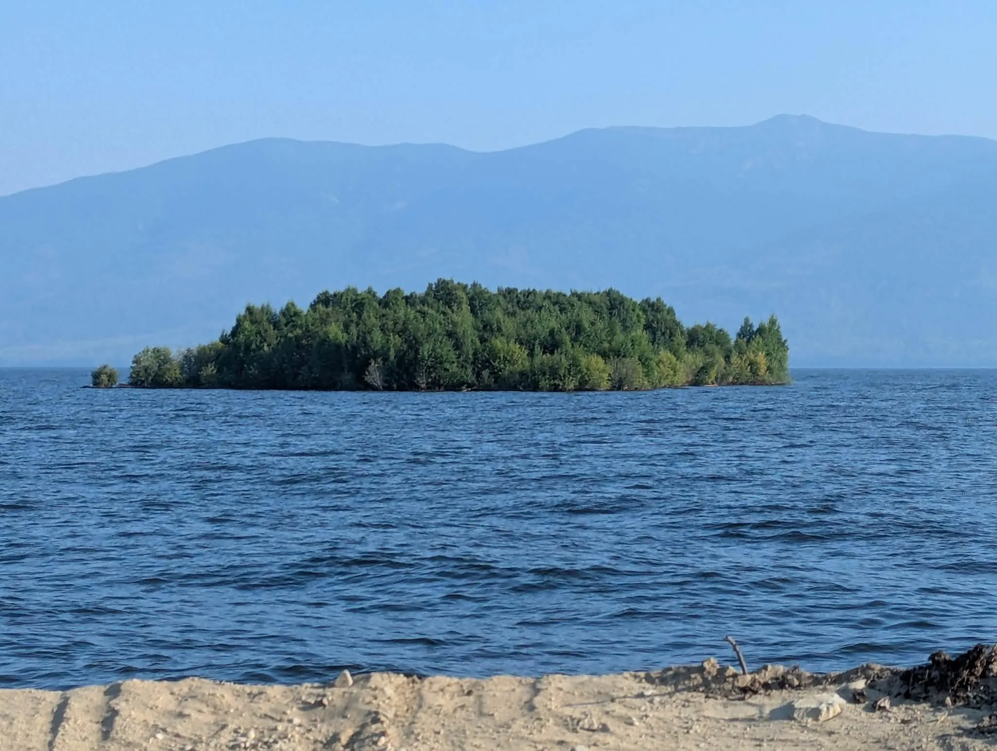 Ilha misteriosa surge e desaparece em lago no Canadá