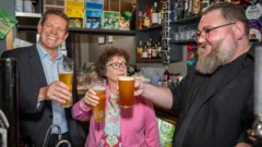 Governo de Wales anuncia corte de 30% nos impostos para bares, hotéis e ginásios