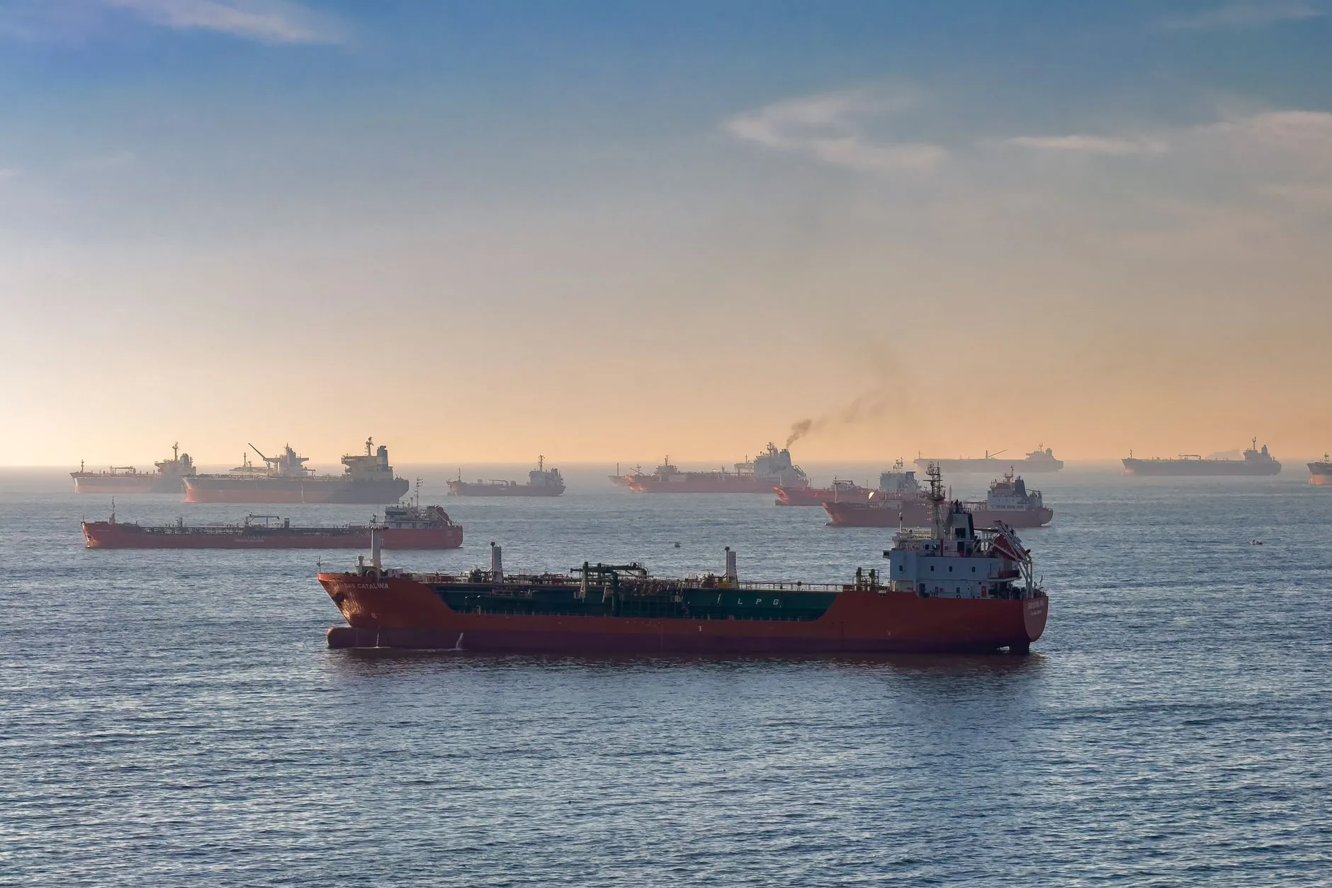 LNG Cargas Retomam Transito pelo Estreito de Ormuz