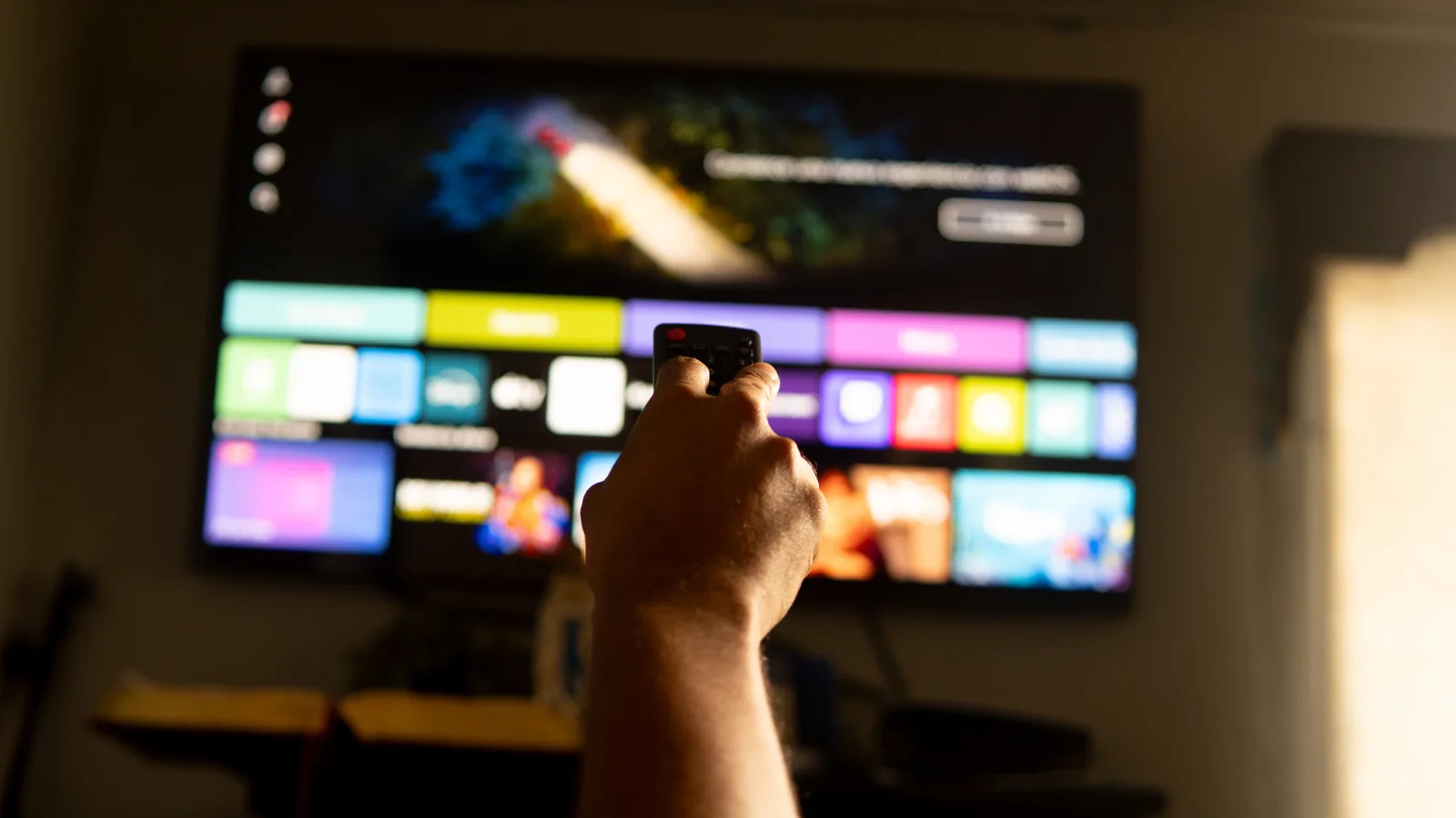 7 maneiras de assistir filmes e programas gratuitos em sua TV inteligente