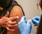 Pessoas relatam experiências com vacina contra herpes zóster e sua relação com risco de demência