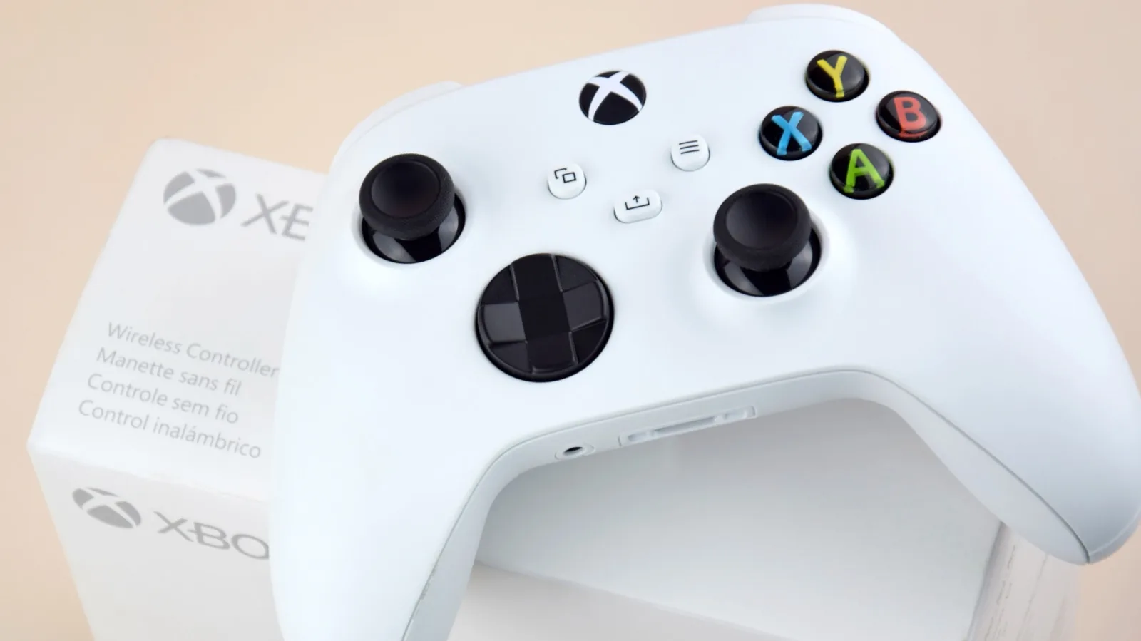 Contras e vantagens dos controles Xbox conectados à internet versus sem fio
