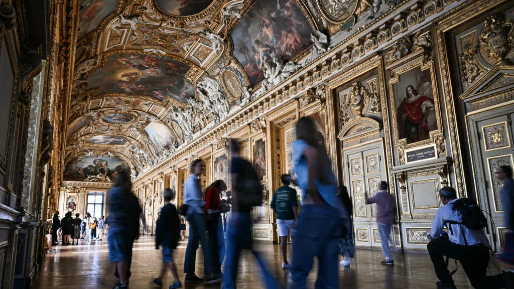 Dois homens são presos após tentativa de vandalismo no Louvre