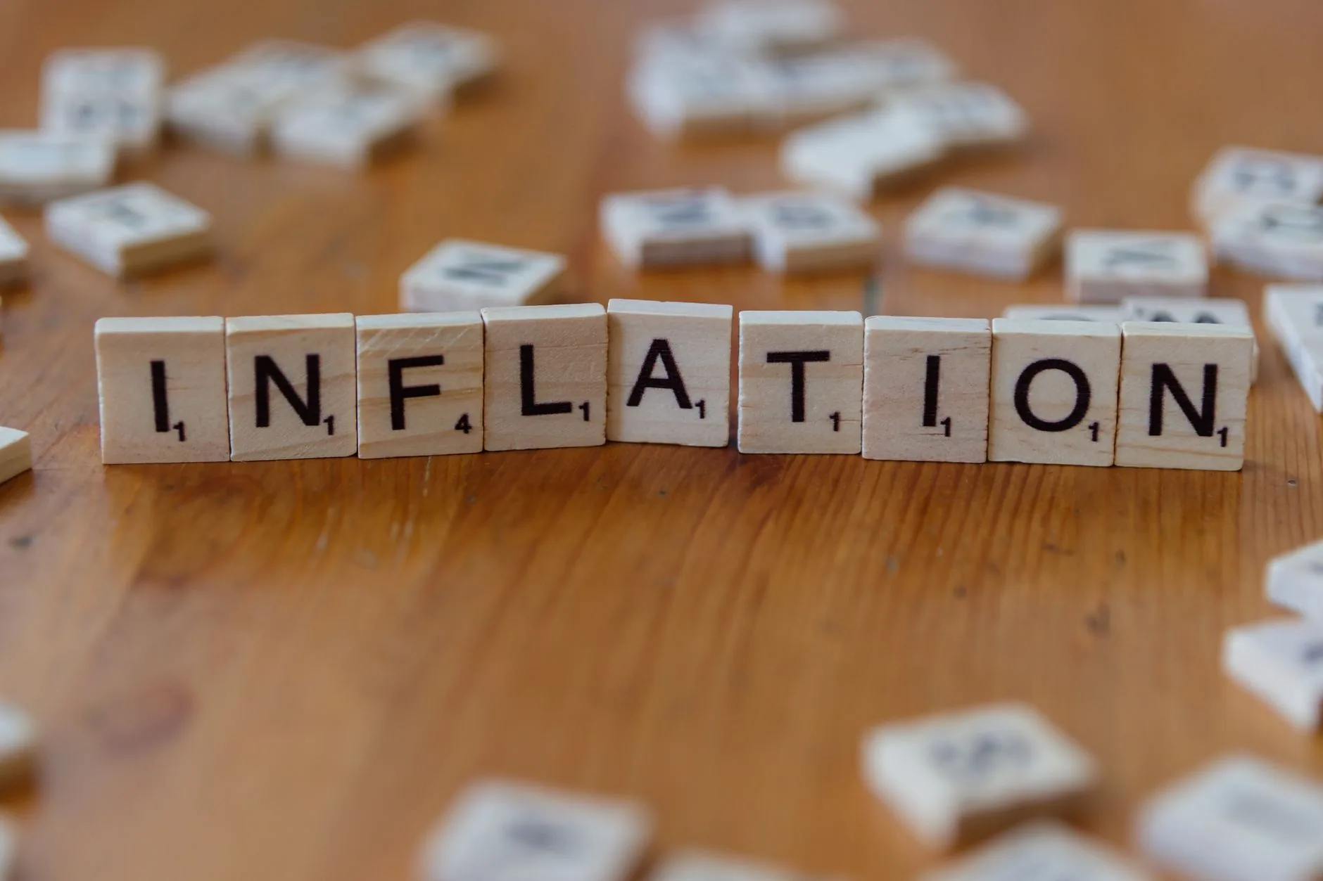 Inflação supera crescimento salarial novamente, apertando carteiras dos americanos