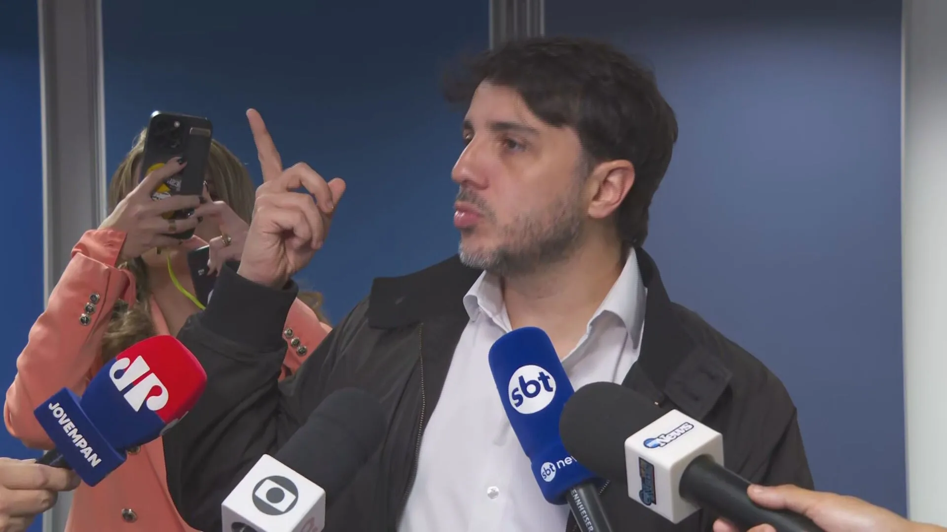 Renan Santos critica autonomia universitária e propõe reformulação de políticas