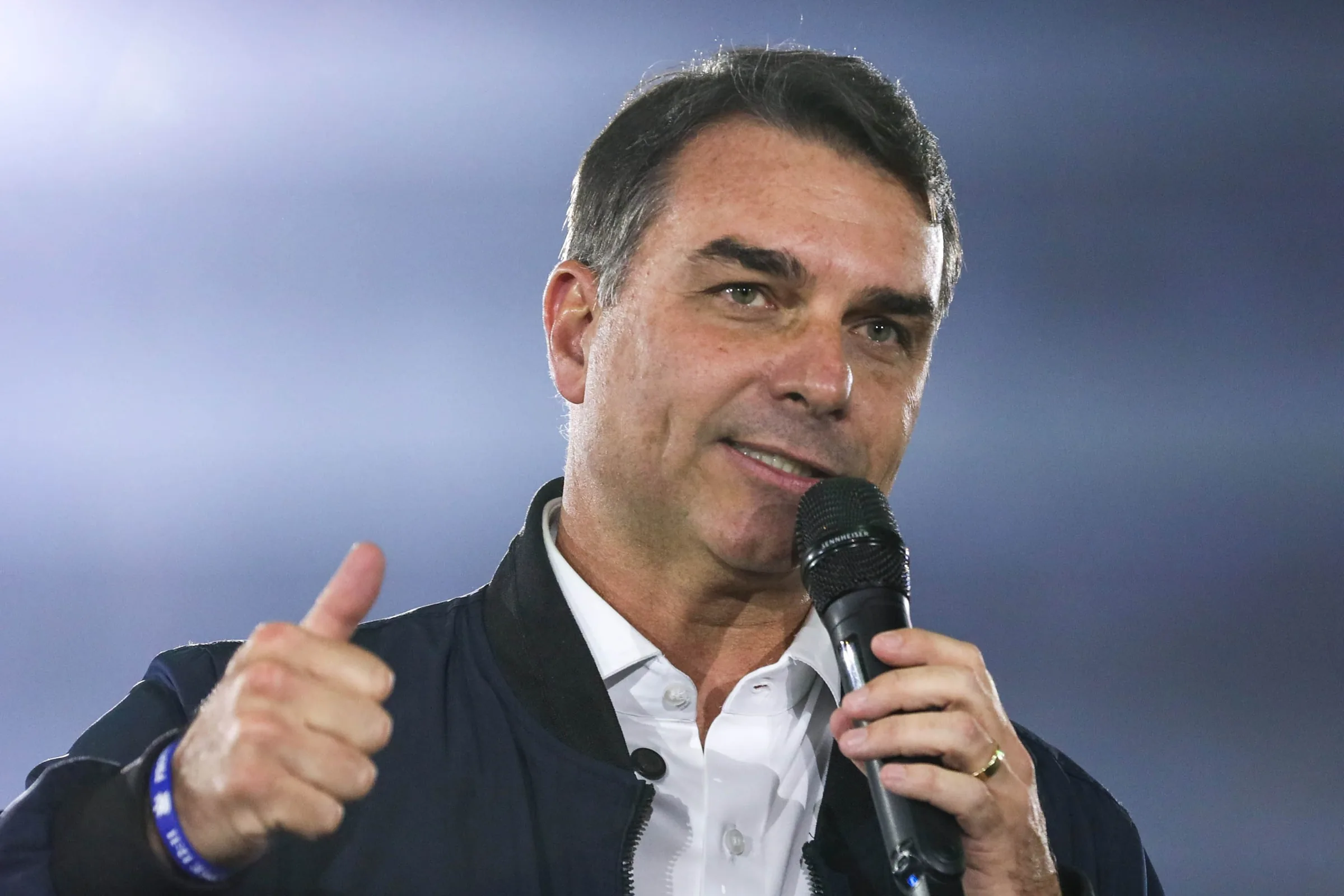 Flávio Bolsonaro destinou emenda a miliciano condenado