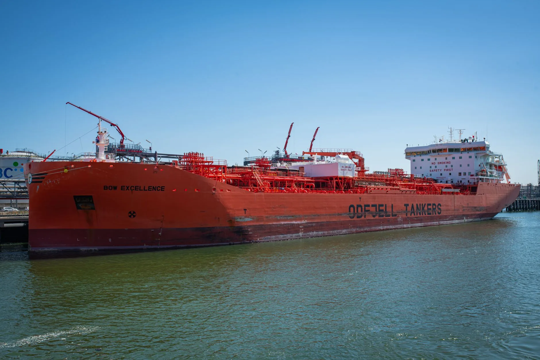 Preços do petróleo sobem perto de US$100 após ataque a navios