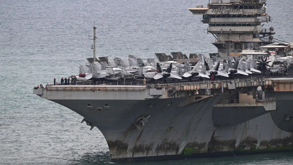 Porta-aviões USS Abraham Lincoln chega a Tailândia após longa missão