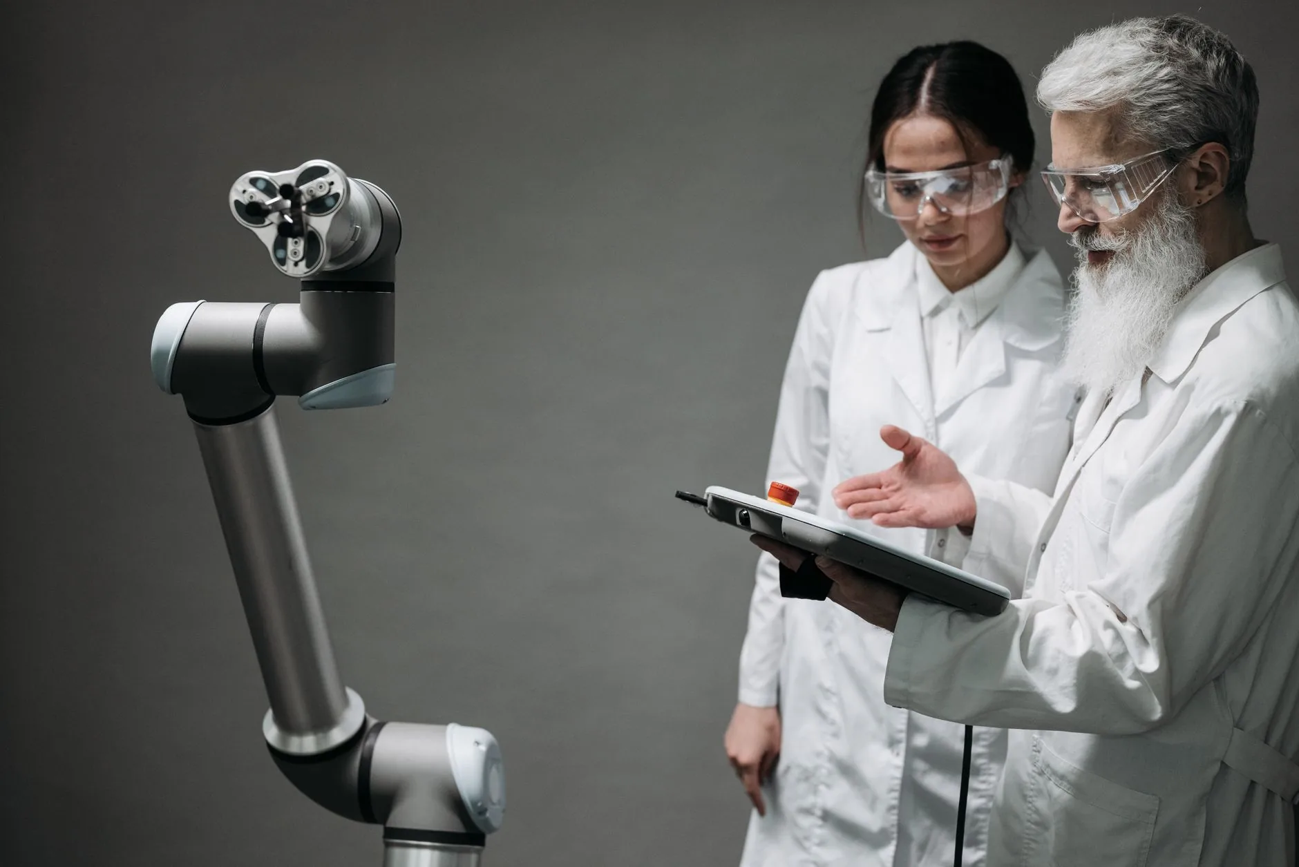 CEO da Anthropic propõe medidas para 'pacotear' avanços da IA