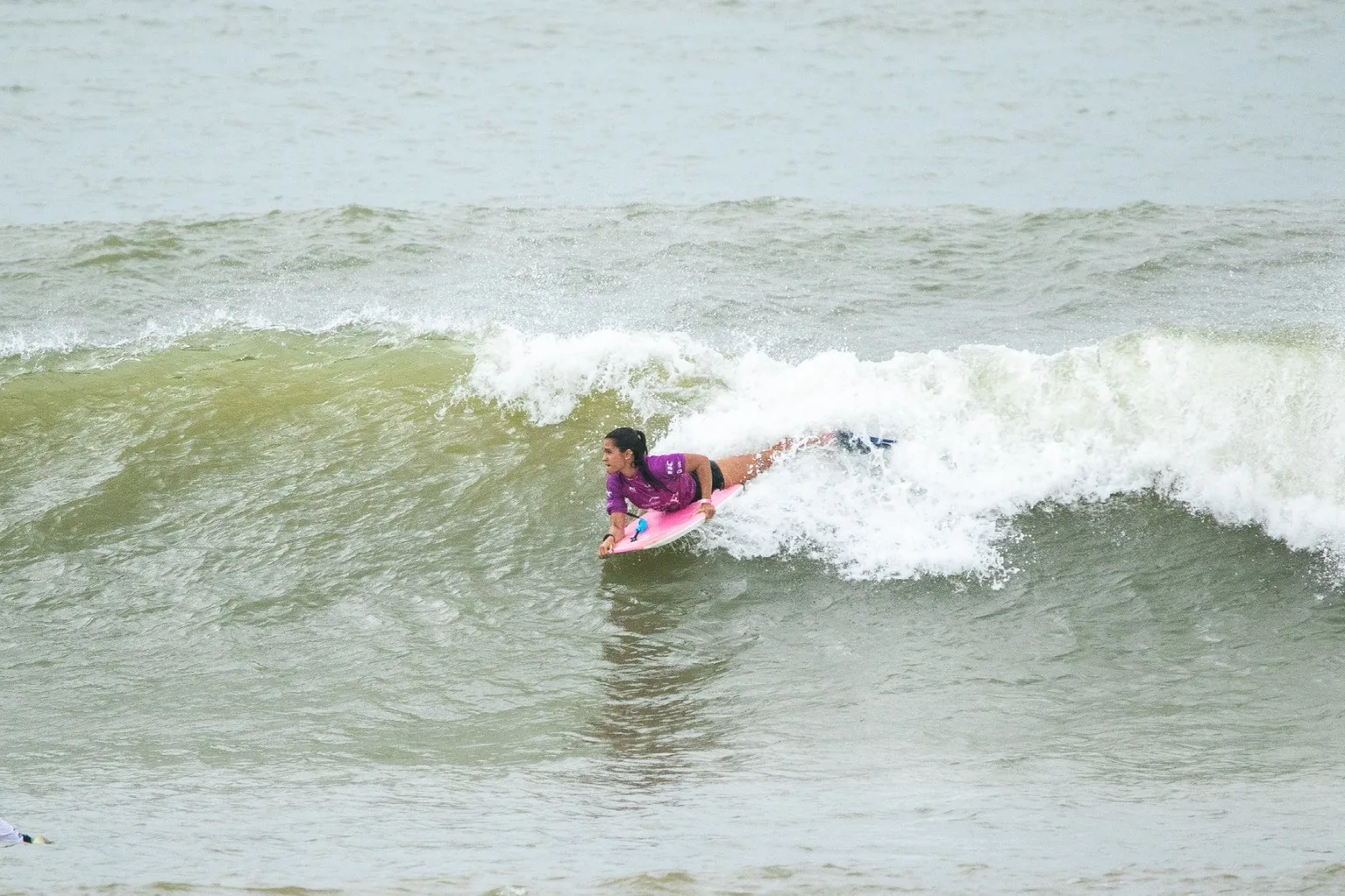 Capixaba Luna Hardman avança na disputa pelo título do Circuito Mundial de bodyboarding