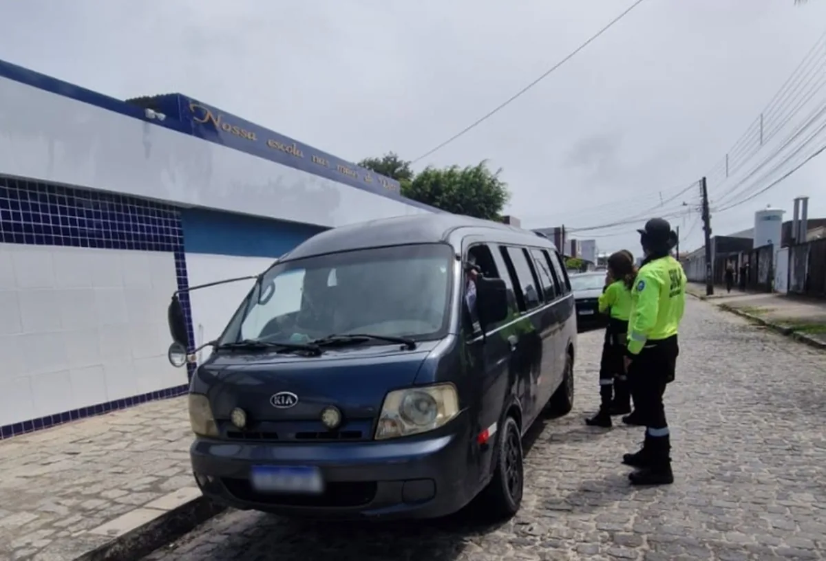 12 Motoristas Autuados por Transporte Clandestino de Alunos em João Pessoa