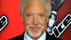 Sir Tom Jones diz ter sido demitido de The Voice