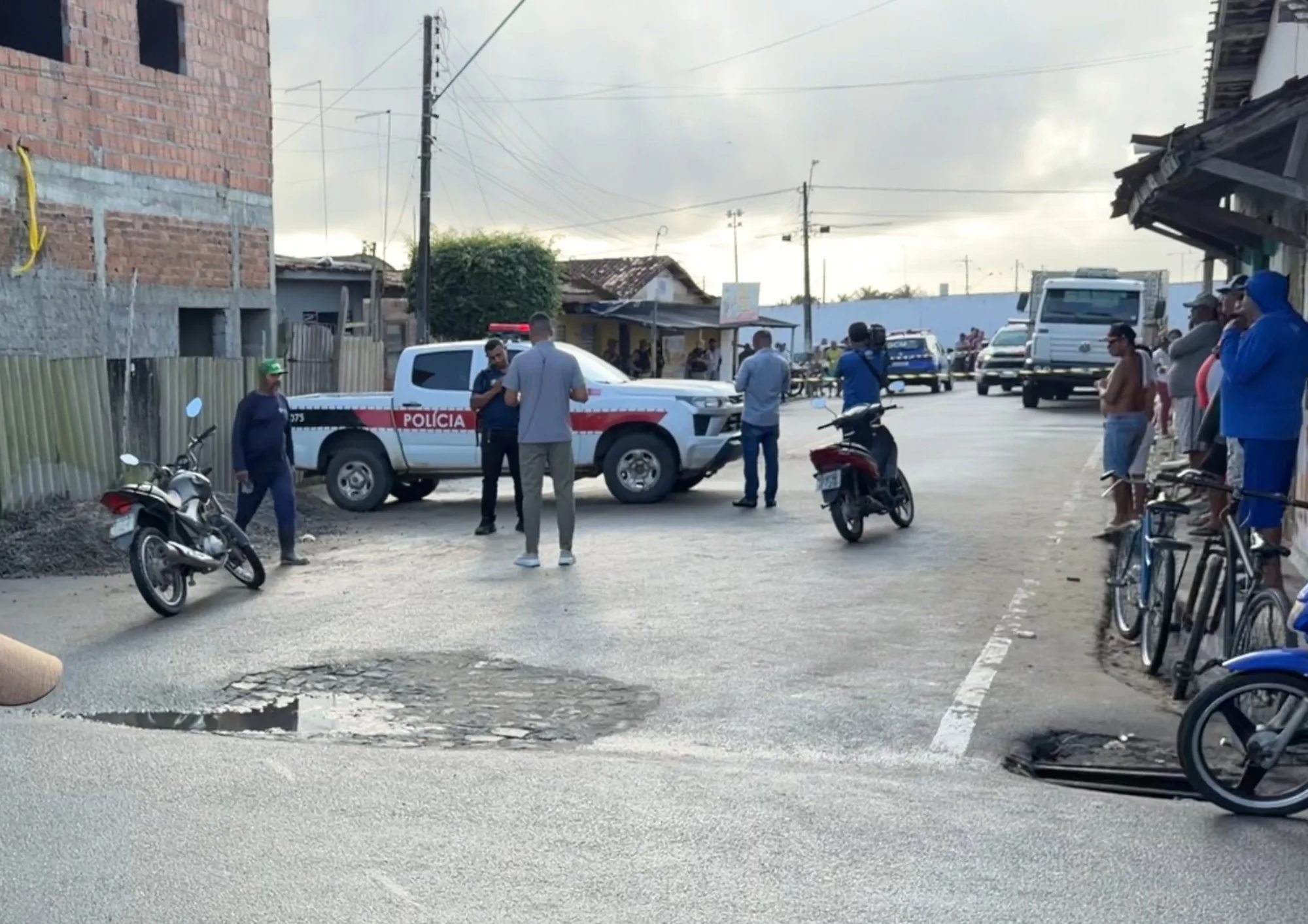 Dois homens são mortos a tiros após casa ser invadida em Pedras de Fogo, na PB