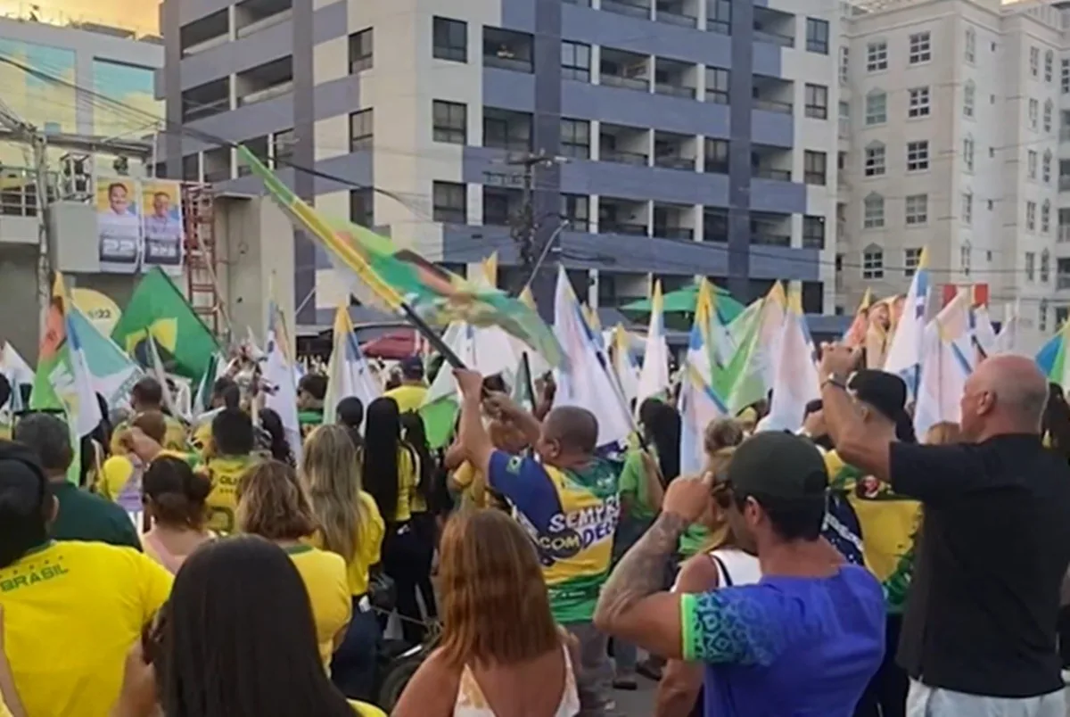 Manifestantes protestam contra STF e Alexandre de Moraes no Busto de Tamandaré