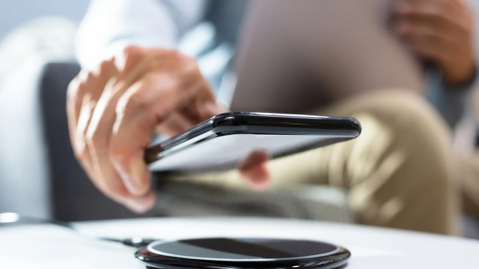 Wired vs. wireless charging: Qual é melhor para a saúde da bateria?
