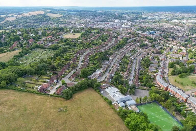 Estudo mostra eficácia de espaços verdes na redução da temperatura urbana