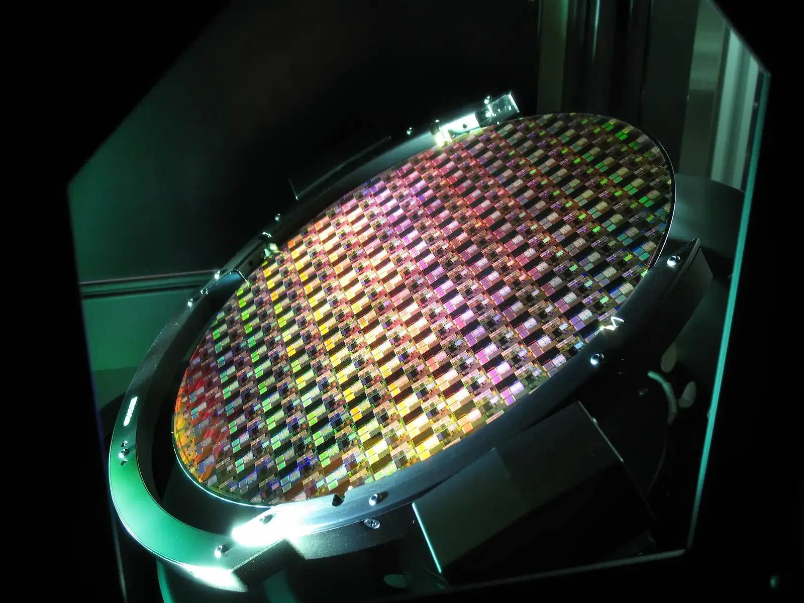 Nova Abordagem em Memória Computacional Promete Aliviar Falta de Chips