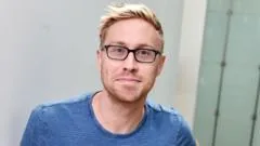 Comediante britânico cria fundação após perda de filho