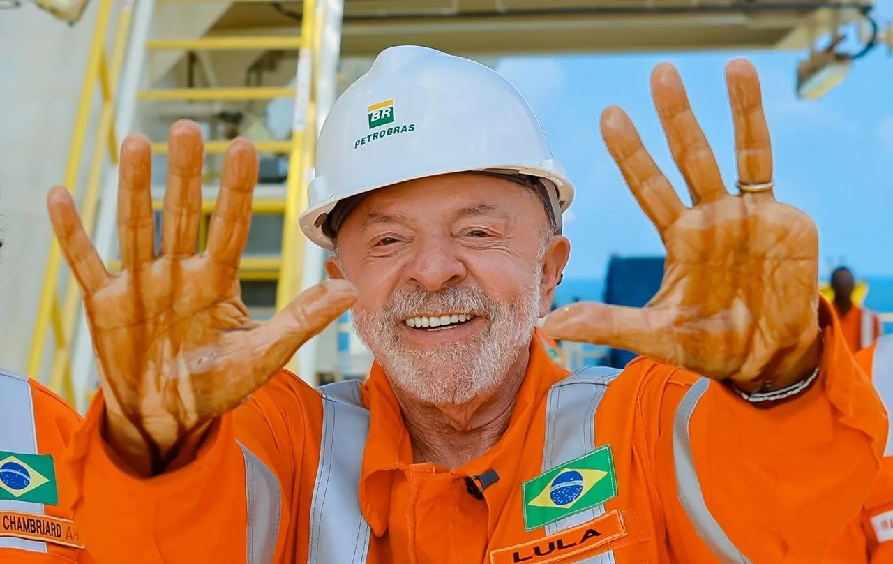 Lula assina decreto que reduz tributos sobre gasolina e MP para diesel