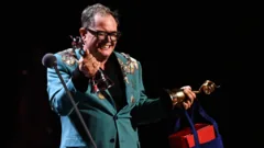 Alan Carr emociona-se ao receber prêmio especial