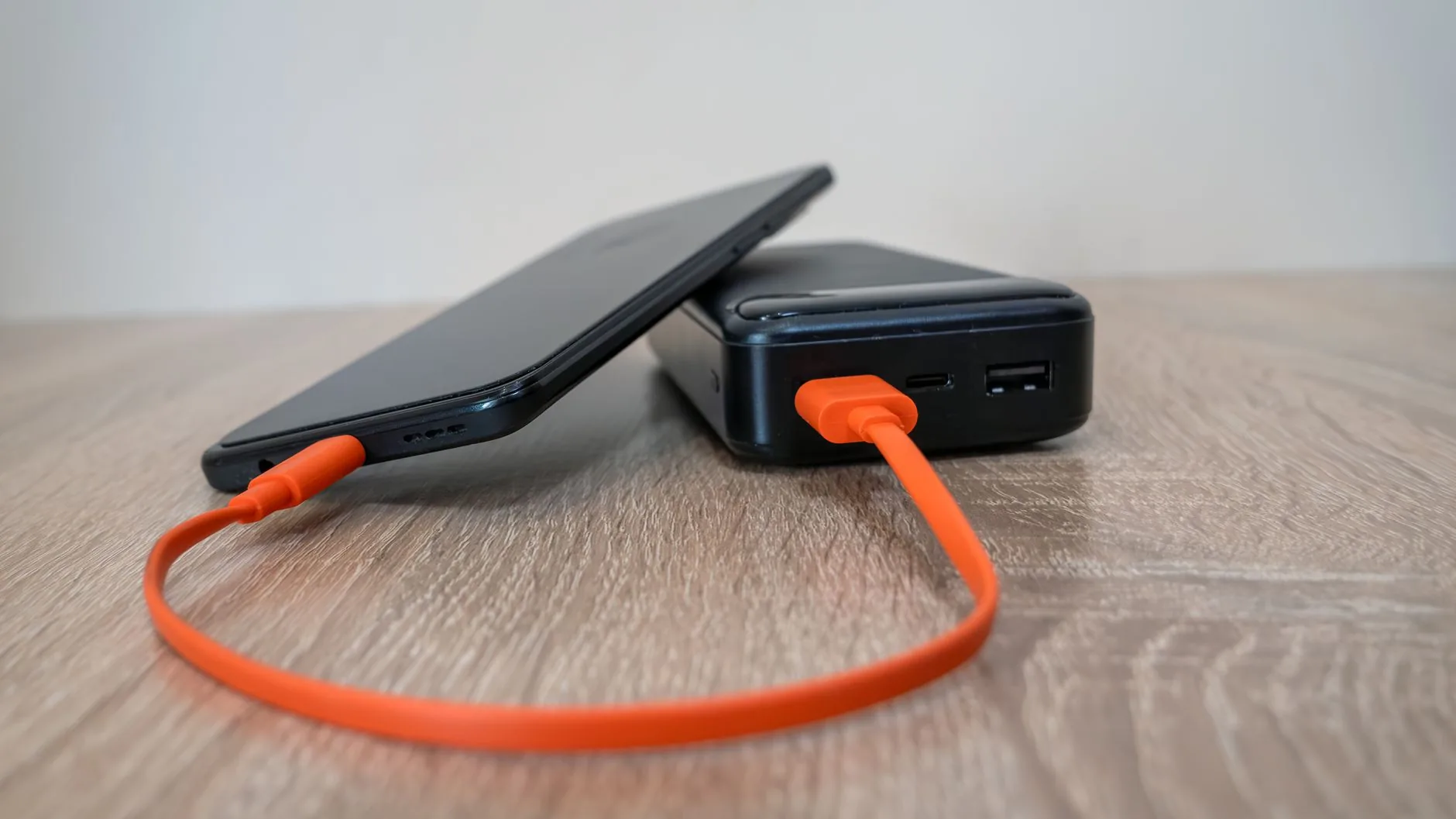Ugreen lança power bank com sistema de resfriamento líquido