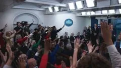 Jornalistas são impedidos de acessar Casa Branca após Trump banir veículos de imprensa