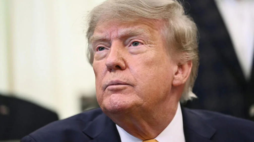 Trump ameaça proibir vendas de aviões canadenses