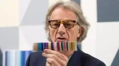 Paul Smith: Como linhas coloridas e galinhas de borracha ajudaram a construir sua carreira