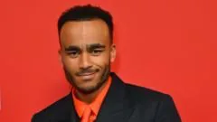 Comediante britânico abandona redes sociais por teatro de Shakespeare