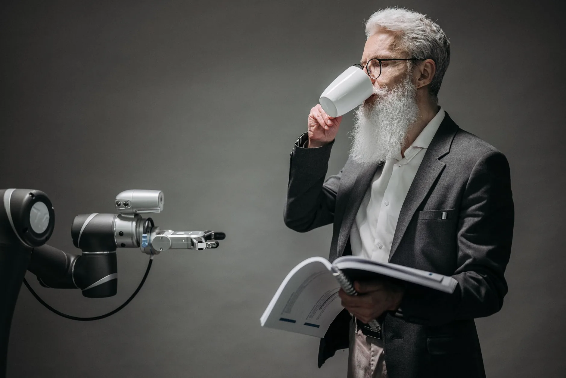 Ex-researcher of Anthropic warns of dangers of self-improving AI
