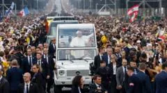 Papa elogia entusiasmo dos jovens durante missa ao ar livre em Paris