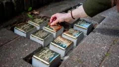 Cidade alemã proíbe placas 'stumbling stone' em memória dos vítimas do nazismo