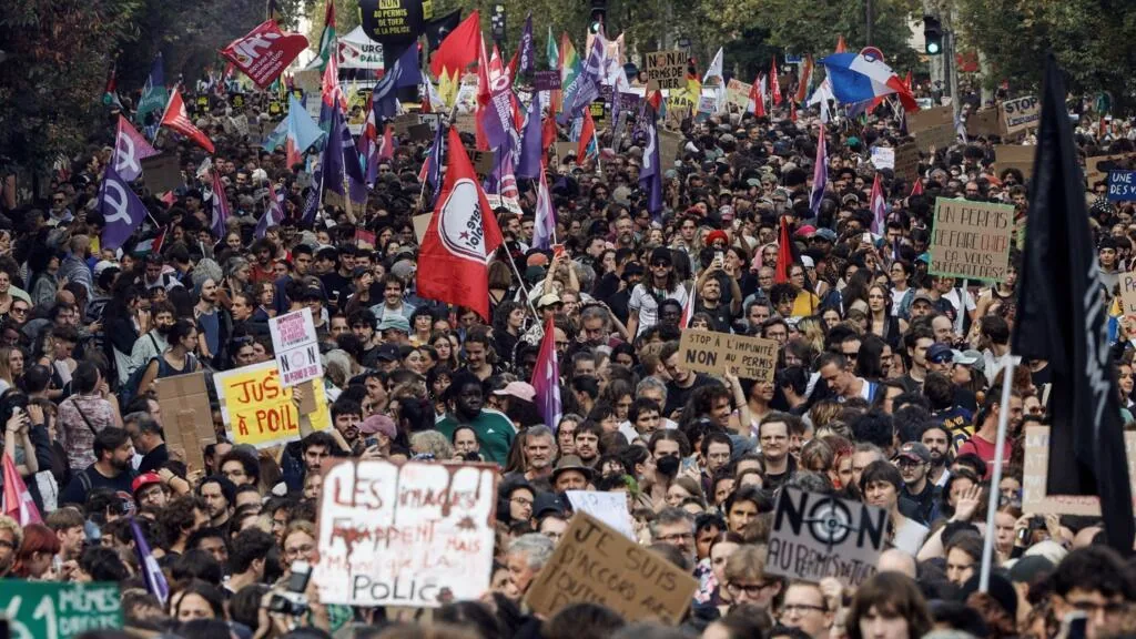 Milhares protestam em França contra lei que expande proteções para uso da força policial