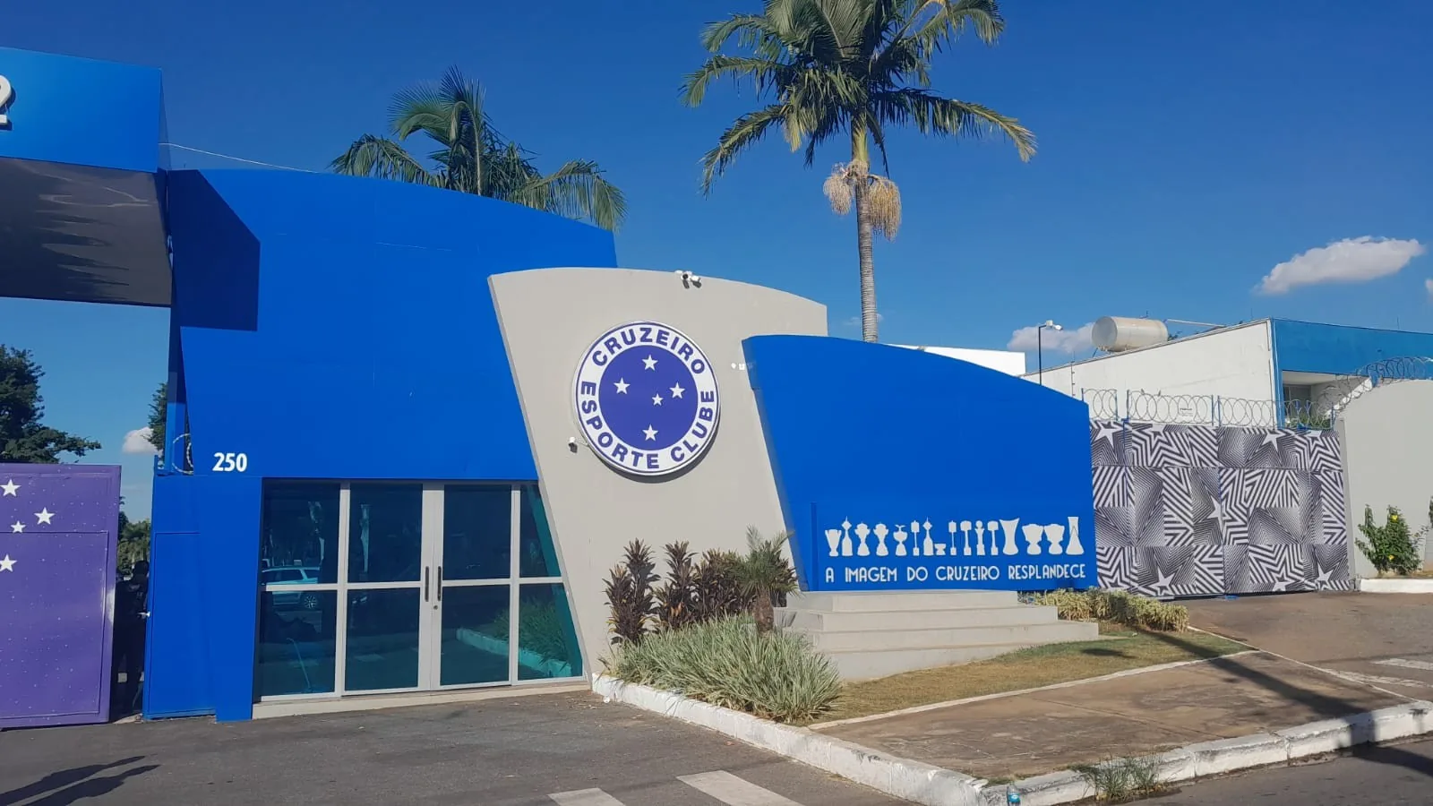 Torcida organizada do Cruzeiro reúne-se com jogadores na Toca da Raposa