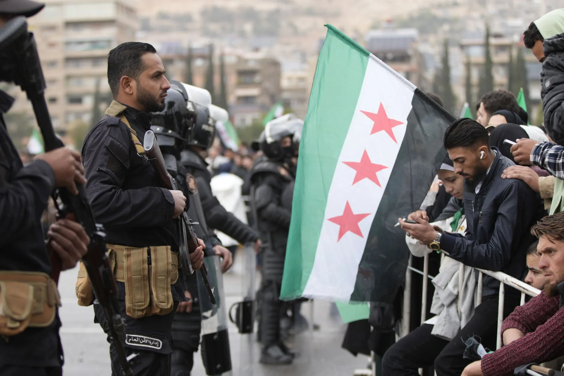 Syria detém cinco ex-oficiais da força aérea por ataques contra civis