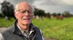 Cantor de fazenda encontra apoio em coral após perdas