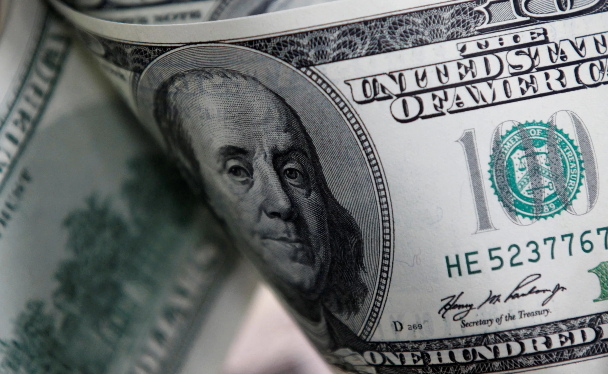 Dólar abre com mercado de olho em dados dos EUA e votação da 'taxa das blusinhas'